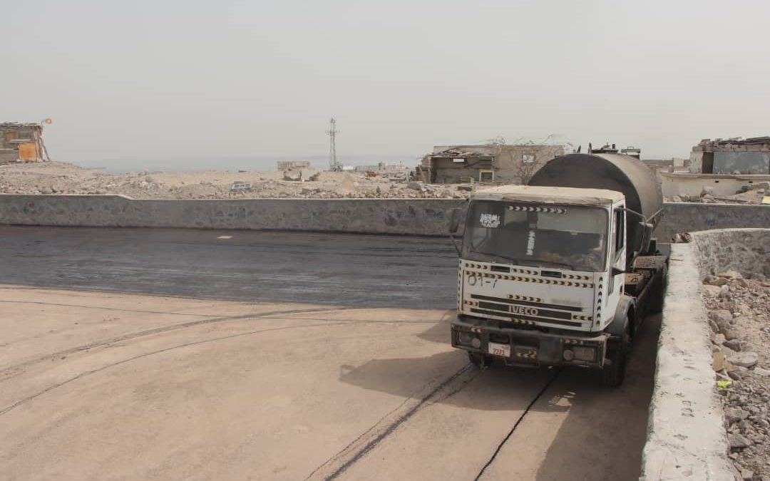 العاصمة عدن… البدء في رش مادة الMC لطريق راس مربط والجسر الرابط بالتواهي تجهيزاً لسفلتته