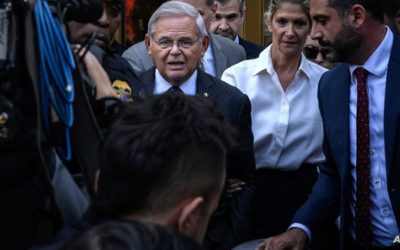 استقالة السناتور الأميركي مينينديز بعد إدانته بالفساد