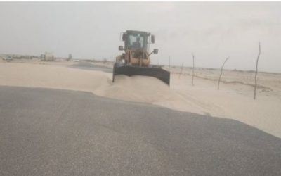 مؤسسة الطرق والجسور شبوة تزيح كتل رملية بالطريق الدولي الساحلي بين عدن وشبوة