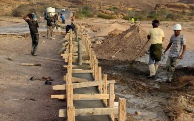 بتمويل صندوق صيانة الطرق بالمحافظة الفرق الفنية تبدأ صبيات جسر الكيس بمديرية الروضة.