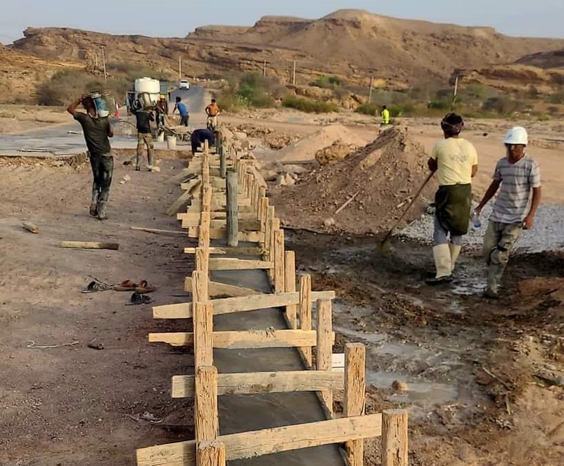 بتمويل صندوق صيانة الطرق بالمحافظة الفرق الفنية تبدأ صبيات جسر الكيس بمديرية الروضة.