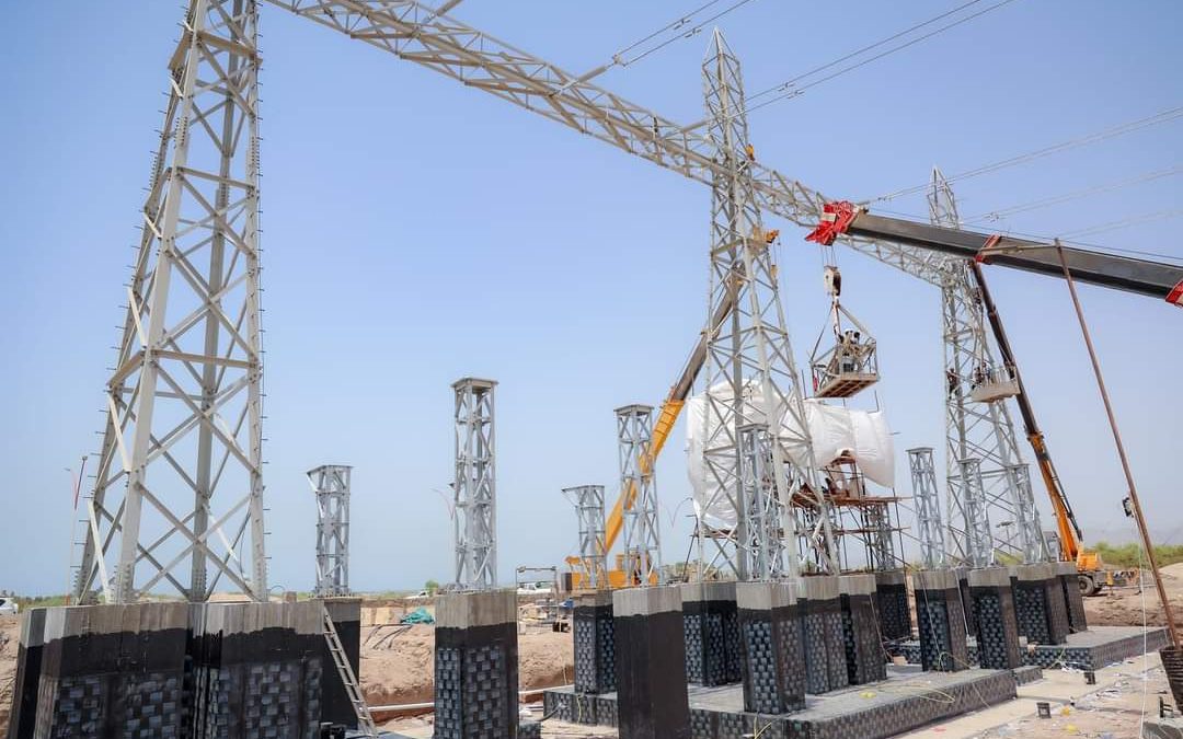 رئيس الوزراء يقوم بزيارة إلى محطة الطاقة الشمسية في عدن والمتوقع دخولها الخدمة خلال أيام
