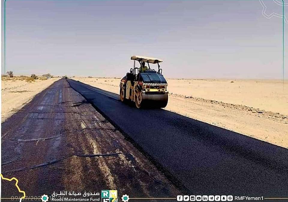 الفرق الفنية لشركة يبيب الحارثي تواصل أعمال  إعادة تاهيل الطريق الدولي عتق- العبر المقطع الرابع