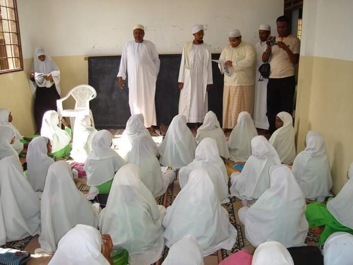 قرية إفريقية كاملة أسلمت بسبب شخص حضرمي