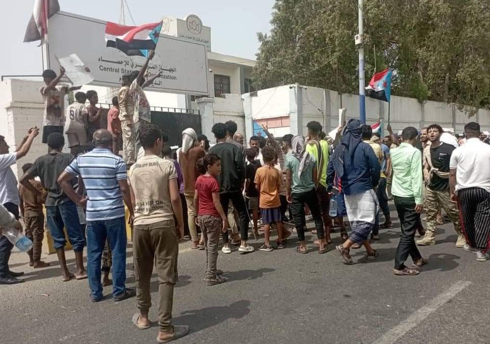 أهالي التواهي يجددون مطالبتهم بإقالة مدير عام المديرية