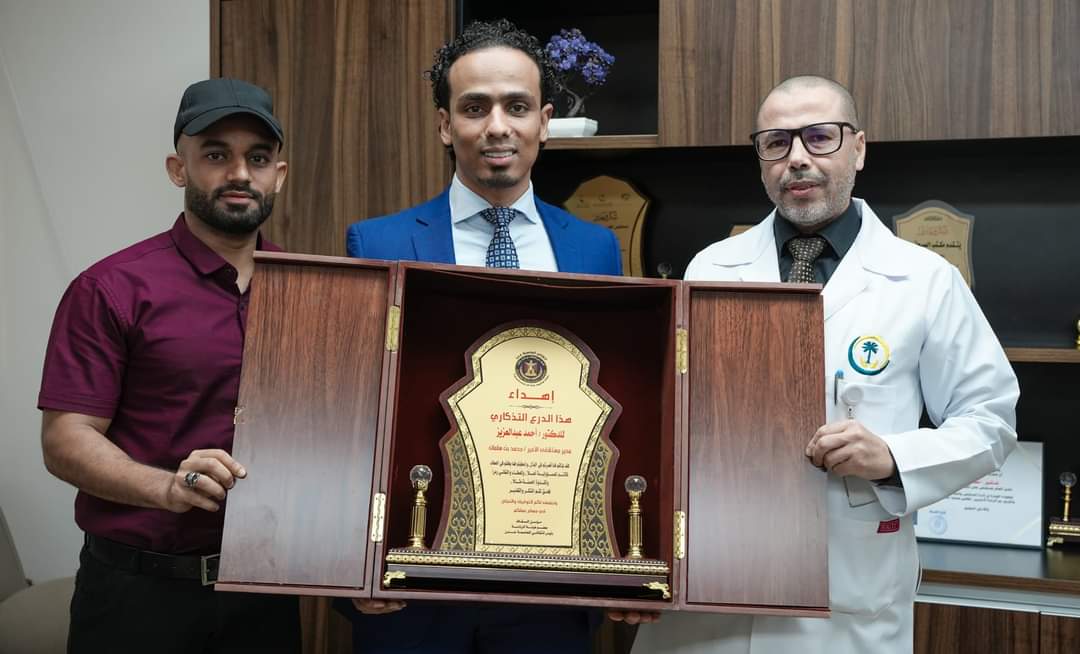 السقاف وبن جرادي يتفقدان مستشفى عدن العام ويكرمان إدارته