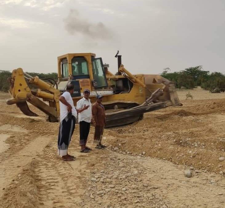 مؤسسة الطرق بالمهرة تنفذ حملة لتنظيف الأودية ومجاري السيول
