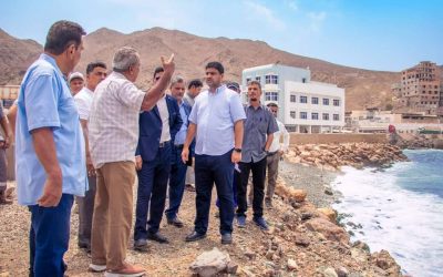 المدير التنفيذي لشركة النفط اليمنية يطلع على سير العمل في منشأة خلف بالمكلا في