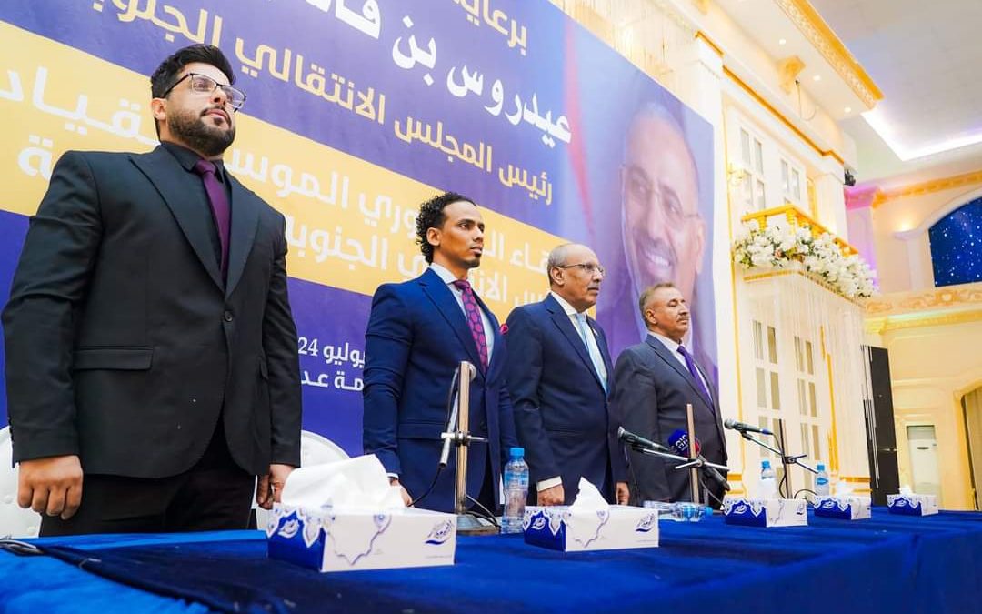 لدى ترؤسه لقاءً موسعا لقيادات المجلس بالعاصمة عدن.. الكثيري: لا مساومة في الجنوب وقضية شعبه وأي تسوية تتخطاه لن يُكتب لها النجاح