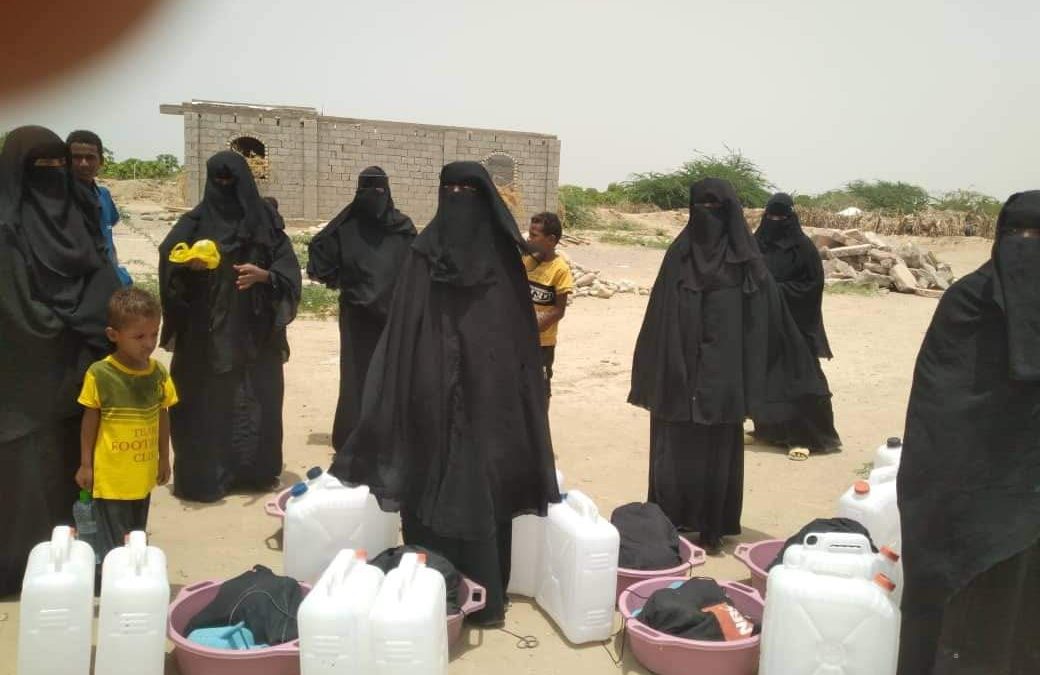 أبين: جمعية المسيمير التنموية توزع ادوات نظافة للارامل والمعاقين في المنطقة