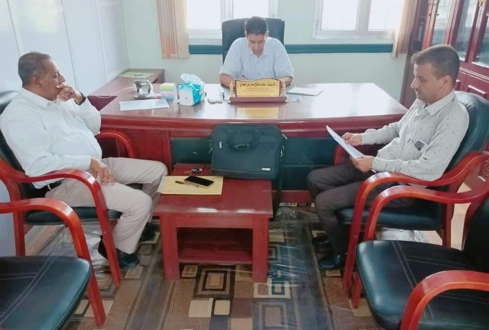 رئيس جهاز محو الأمية بالجمهورية يناقش الآليات المقترحة لصرف العقود لمنتسبي الجهاز