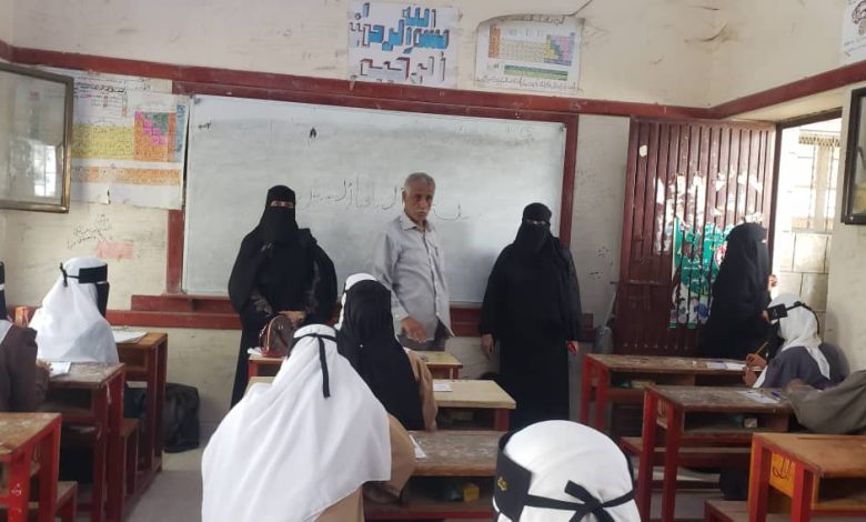 مدير مكتب التربية خنفر يتفقد سير اختبارات الثانوية العامة بالمديرية