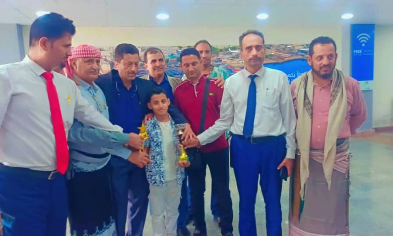 رئيس انتقالي أبين يستقبل العبقري الصغير يسلم وليد في مطار عدن الدولي