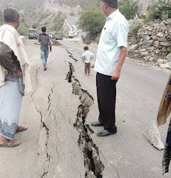 مدير عام يهر يافع يتفقد الأضرار في طريق معربان رصد السعدي