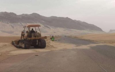 أعمال واسعة لإزاحة الرمال من الخط الرابط بين شبوة وحضرموت