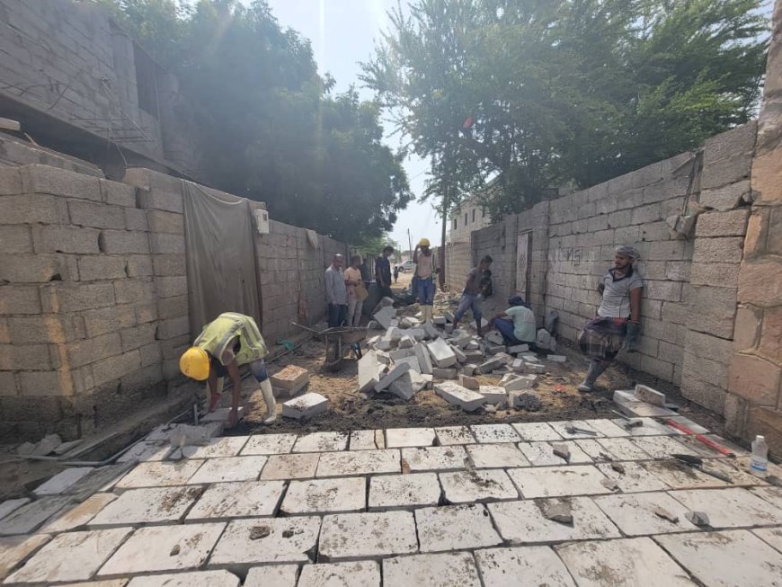 “الشدادي” يطلع على الاعمال المنجزة في الرصف الحجري للشوارع والممرات في المرحلة الأولى حارة الصرح.