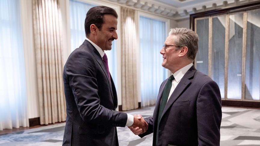 رئيس الوزراء البريطاني يلتقي أمير قطر في باريس المصدر: الديوان الأميري القطري
