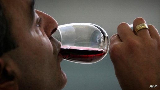 كيف يؤثر شرب الكحول على “شيخوخة” الأبناء؟
