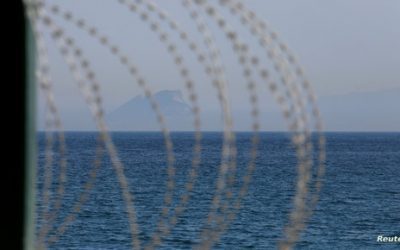 استغلوا الضباب الكثيف.. مئات المهاجرين يصلون سبتة من المغرب