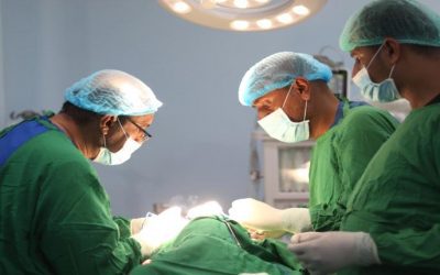 برعاية المحرّمي.. بدء إجراء العمليات الجراحية بالمخيم الطبي في مستشفى عدن التعاوني الخيري