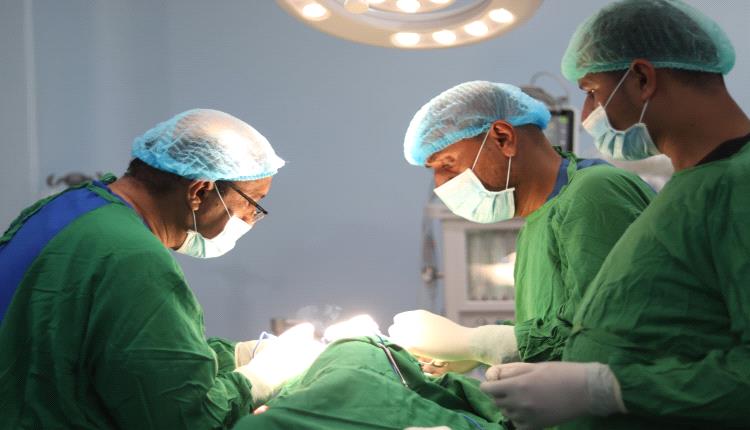 برعاية المحرّمي.. بدء إجراء العمليات الجراحية بالمخيم الطبي في مستشفى عدن التعاوني الخيري