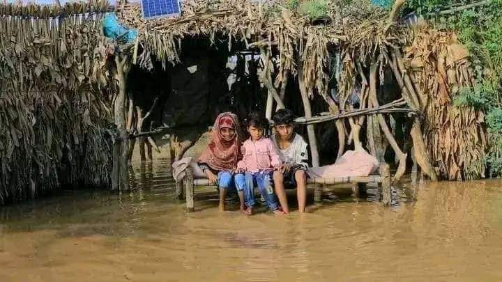 صور أولية تظهر حجم الدمار التي خلفته السيول في الحديدة