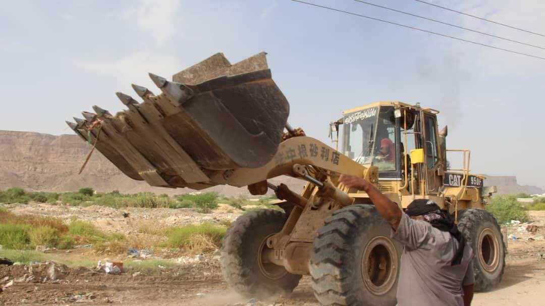 بعد تراكم الرمي العشوائي على الخطوط العامة، صندوق النظافة يقيم حملة بمدينة سيئون