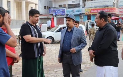محافظ حضرموت يتفقّد أضرار الموجة المدارية على أحياء ديس المكلا ويوجّه بسرعة إزالة المخلفات وفتح الطرق