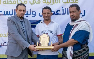 رجل الأعمال وليد السعدي  يكرم والد الطالب العبقري وليد يسلم الكلدي