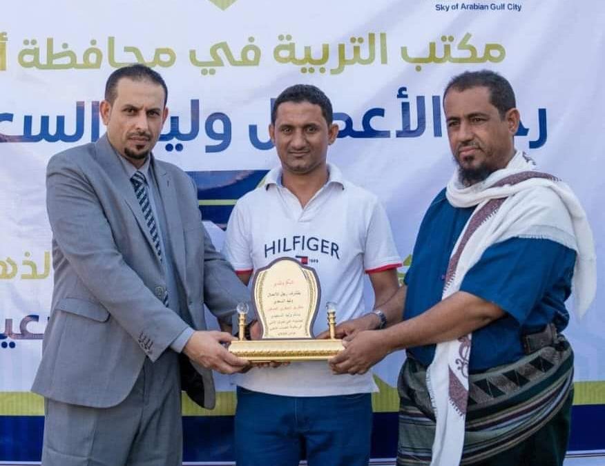 رجل الأعمال وليد السعدي  يكرم والد الطالب العبقري وليد يسلم الكلدي