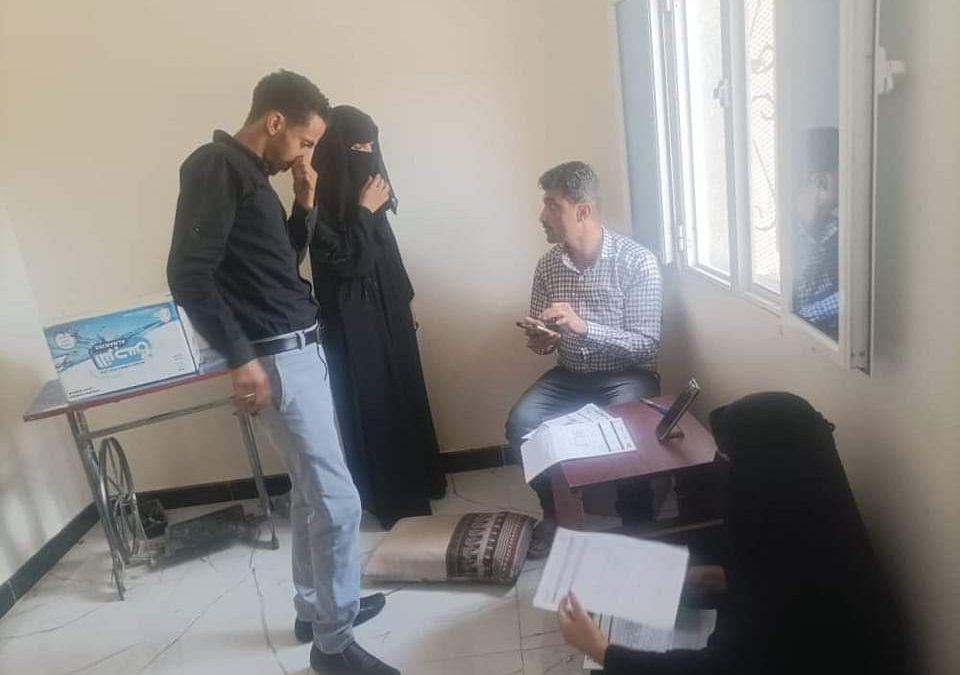 فريق من بنك الكريمي يفتح حسابات مجانية لأعضاء جمعية التراحم النسوية في لحج العند
