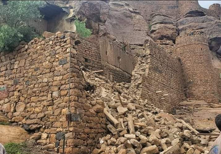 انهيارات جزئية لقلعة رداع التاريخية ومخاوف من حدوث كارثة للمنازل المحيطة بها