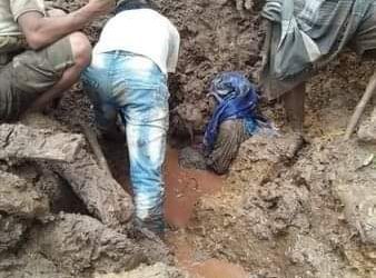 صورة مؤثرة متداولة لأم وهي تحتضن طفلها تحت الأنقاض في مديرية #ملحان بمحافظة #المحويت