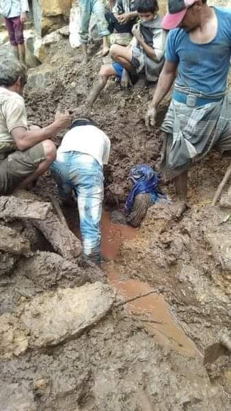صورة مؤثرة متداولة لأم وهي تحتضن طفلها تحت الأنقاض في مديرية #ملحان بمحافظة #المحويت