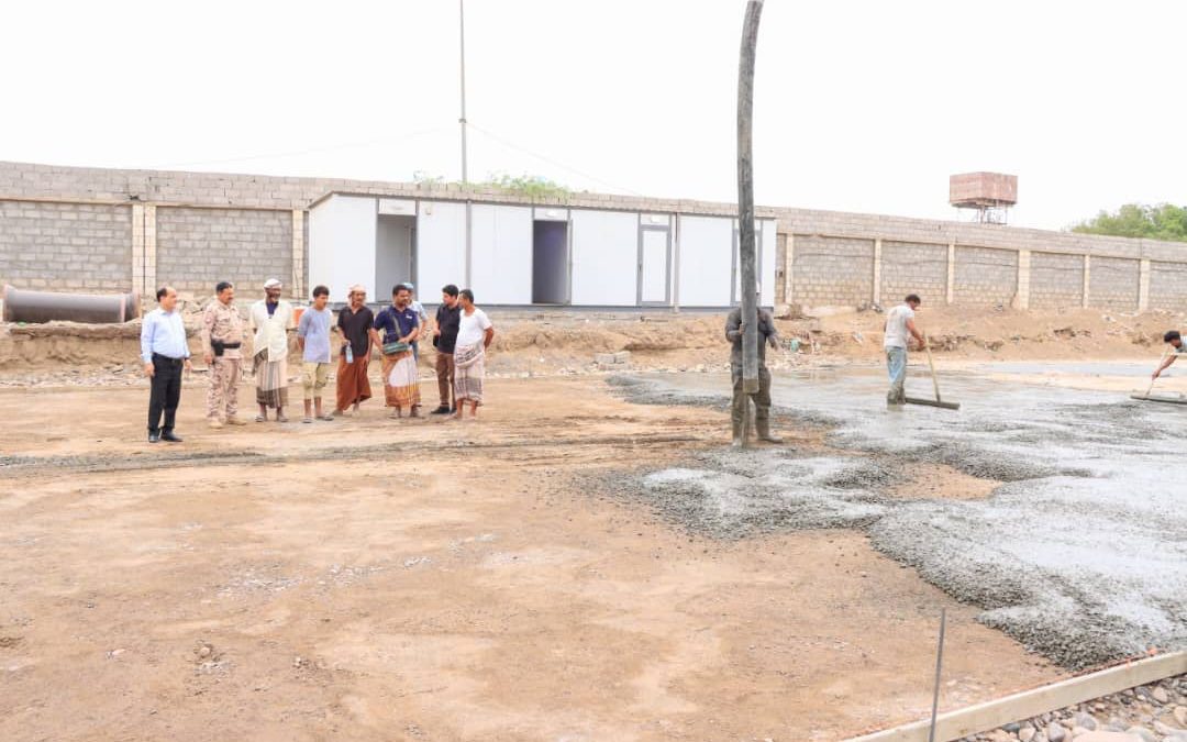 *مدير عام دارسعد يتفقد سير العمل ونسبة الإنجاز في مشروع إعادة بناء_ مبنى ديوان السلطة المحلية بالمديرية*