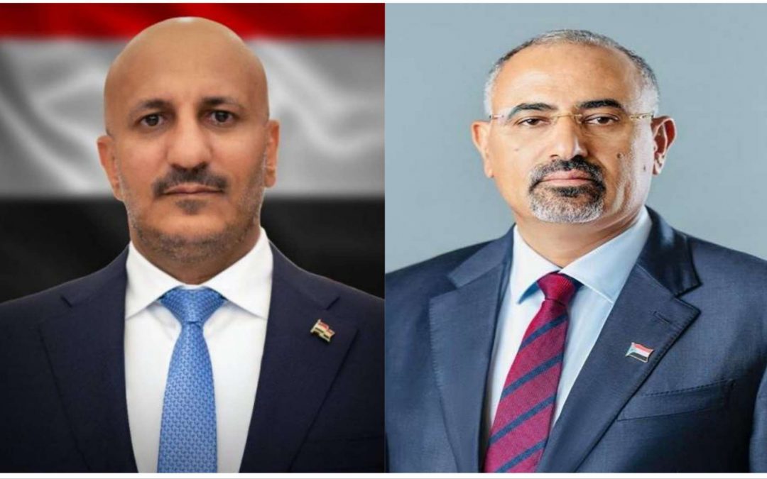 الرئيس الزُبيدي يتلقى اتصالا هاتفيا من العميد طارق صالح لتعزيته في ضحايا تفجير مودية الإرهابي
