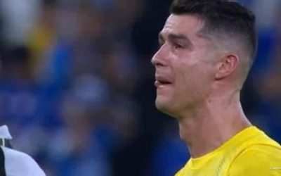 بعد مغادرته الملعب ورفض استلام ميدالية.. حارس لرونالدو: النصر أكبر منك