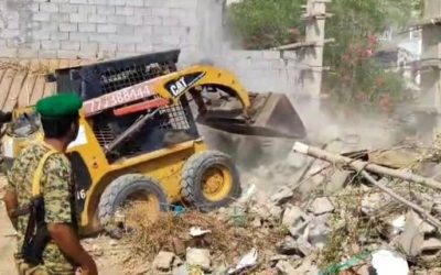 وحدة حماية الأراضي تزيل بناء عشوائي أمام بوابة المجمع الصحي بالمنصورة