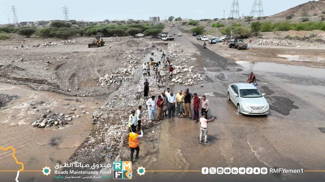 رئيس مجلس #صندوق_صيانة_الطرق_والجسور يتفقد أعمال إصلاح الجسر السطحي لسائلة بلة في #لحج