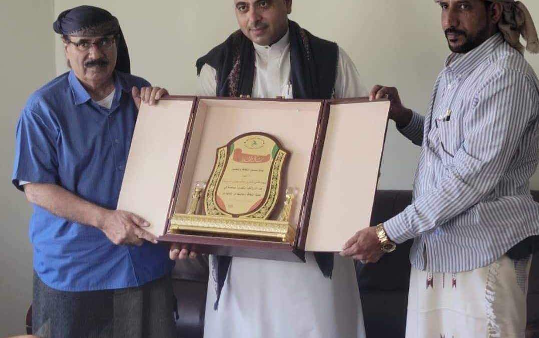 صندوق النظافة والتحسين بالمهرة يكرم وكيل نيابة الغيضة الابتدائية
