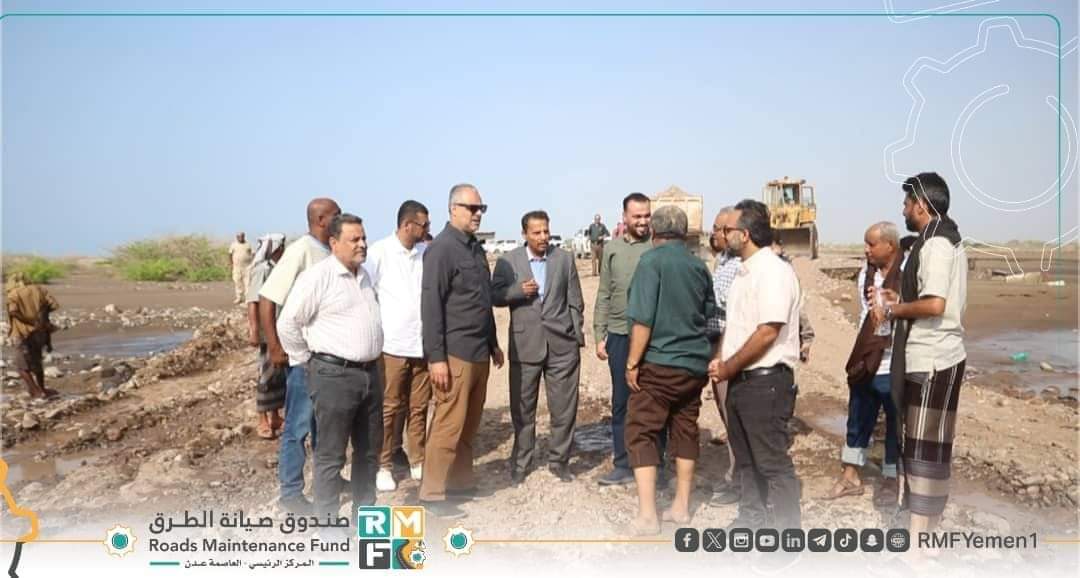 رئيس صندوق صيانة الطرق و محافظ أبين يدشنان أعمال فتح الطريق مسار الجسر السطحي لوادي بناء في دائري زنجبار بمحافظة أبين