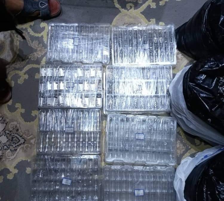 أمن المهرة يضبط مواد مشبوهة تستخدم في صناعة الأغراض العسكرية