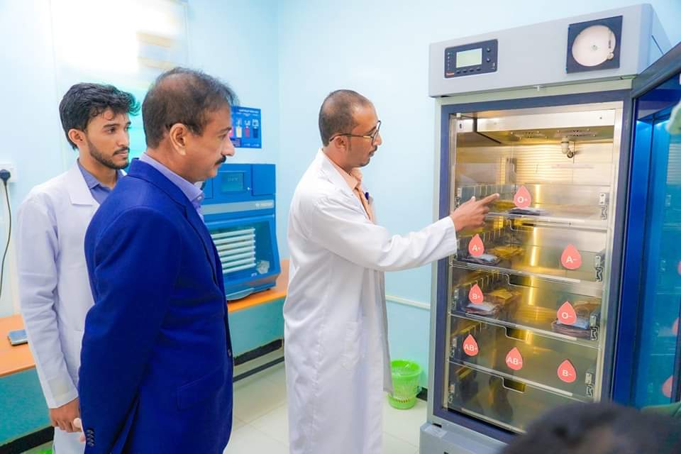 محافظ شبوة يفتتح المركز الوطني لنقل الدم وأبحاثه بفرع المختبرات المركزية بتمويل الأشقاء في الإمارات