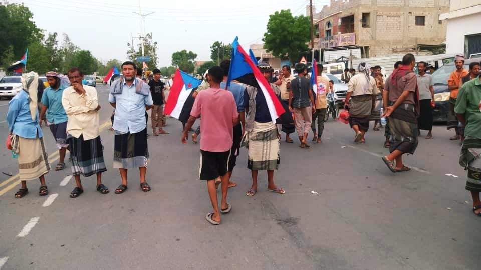 عاجل .. عراك وخلافات ونزع ملصلقات  وشيخ الجعادنة ينسحب في فعالية عشال بزنجبار