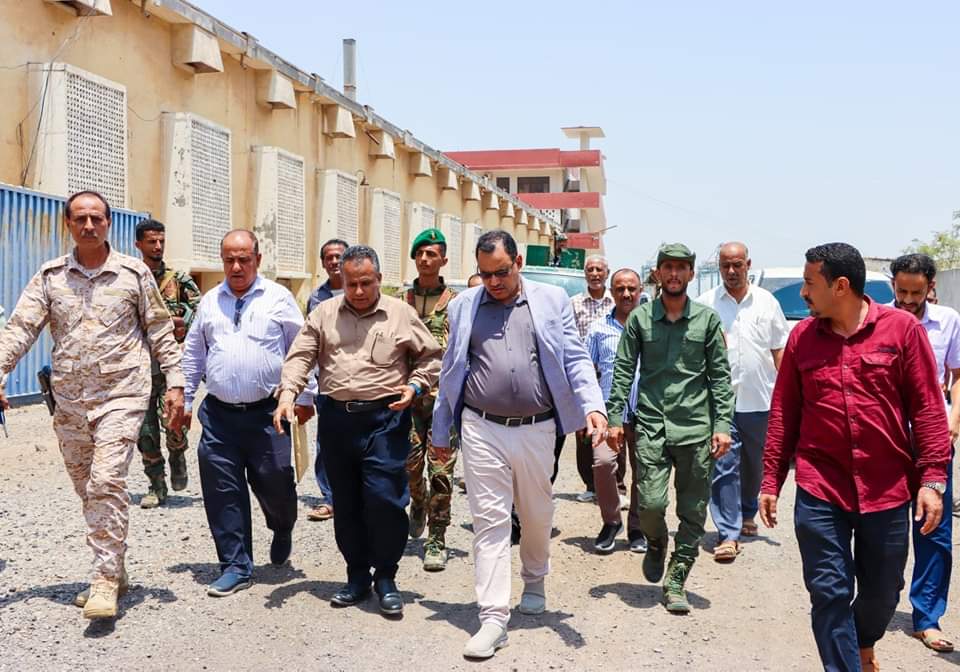 الوزير السقطري يشدد على تسريع إنتشال السفن الغارقة في ميناء الإصطياد السمكي بعدن
