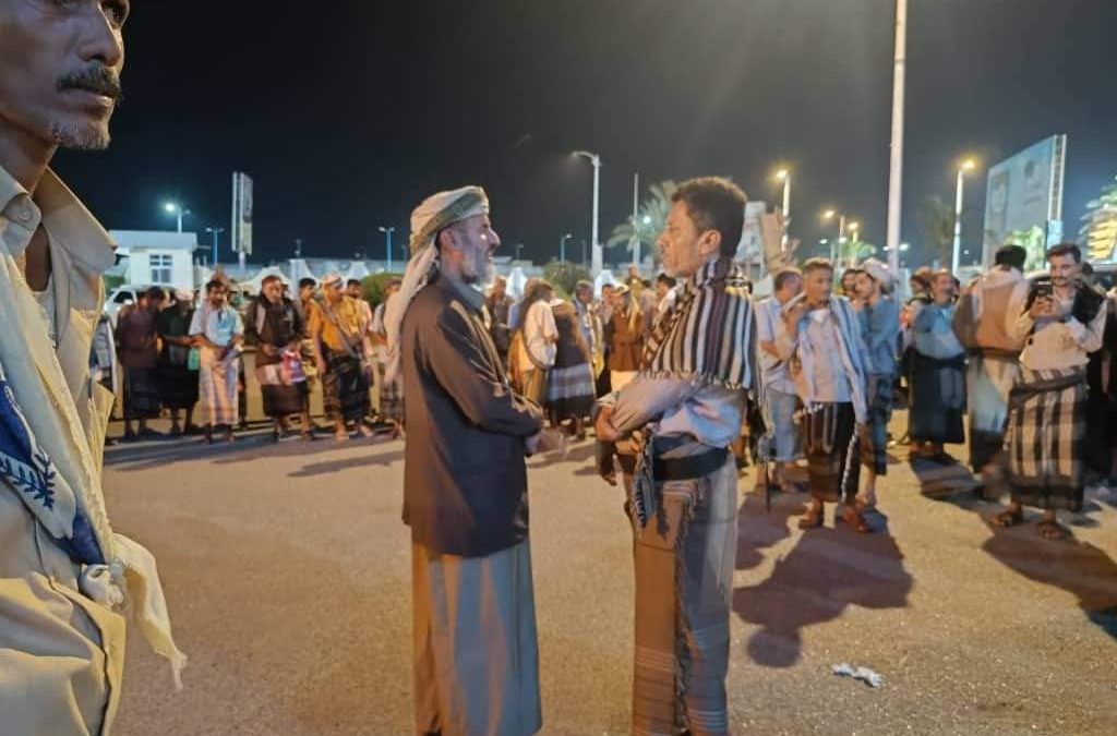 غيثان يتقدم مستقبلي جثمان الفقيد المناضل الشيخ أحمد حسن المحثوثي