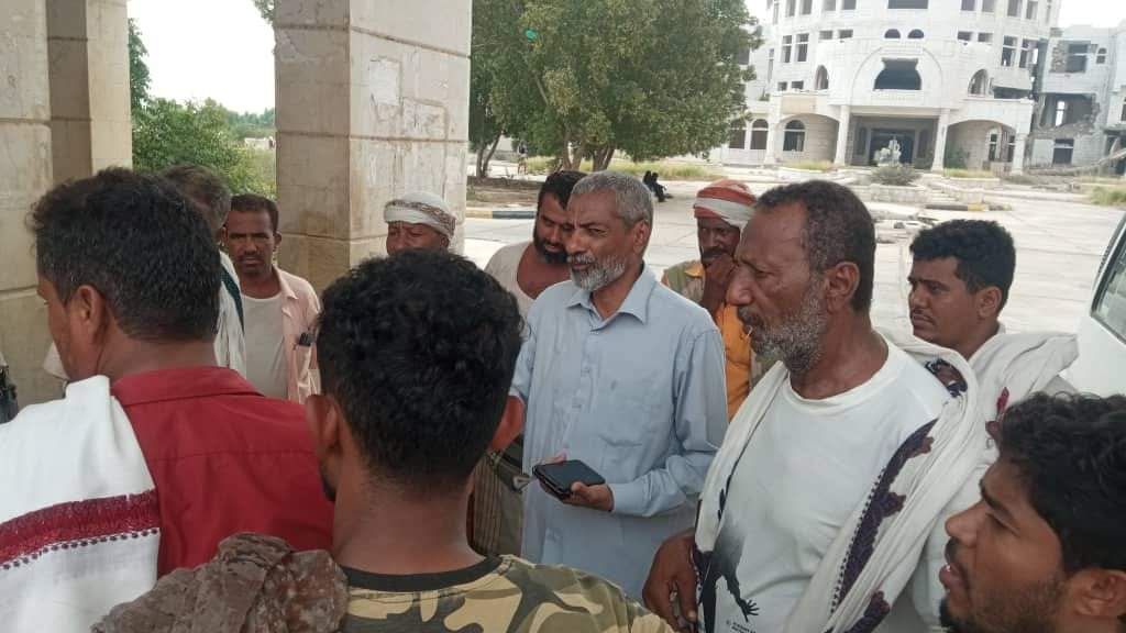 دعماً لنتائج الاجتماع الانتخابي… حضور جموع من سائقي الاجرة لمبنى المحافظة