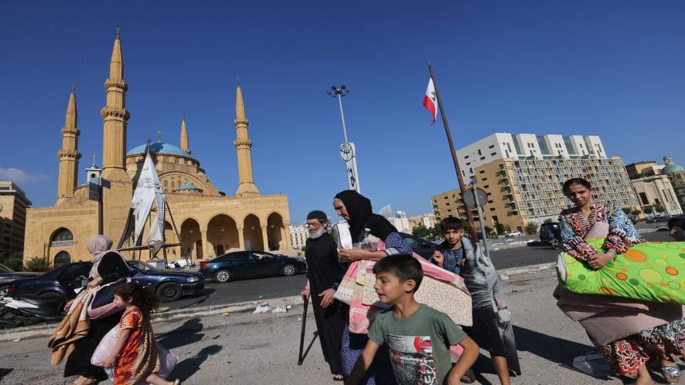 بعد ليلة مروعة.. شوارع بيروت تتحول إلى ملاذ لمئات العائلات