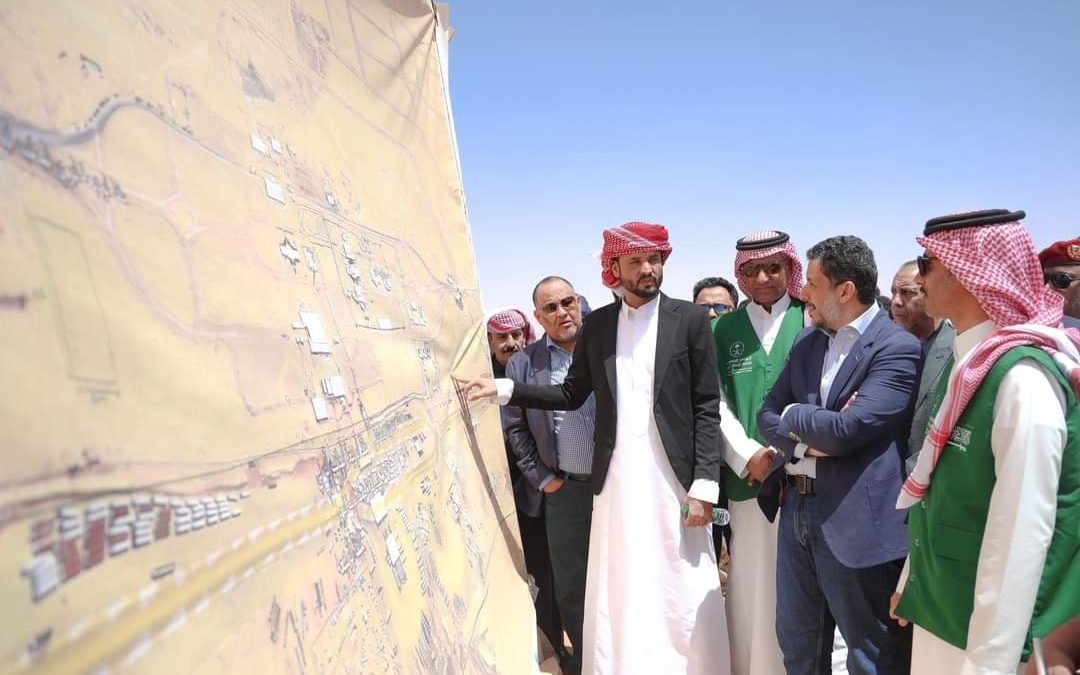 رئيس الوزراء يزور منفذ الوديعة ويطلع على إجراءات التعامل مع المسافرين ويوجه بمراجعة أسعار التربتك