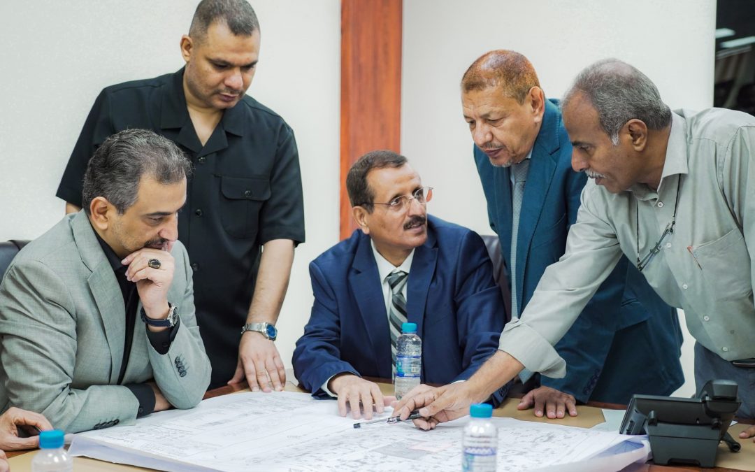 رئيس مجلس القضاء الأعلى يناقش مع محافظ عدن وهيئة العقارات تخصيص مساحة لإنشاء مجمع قضائي